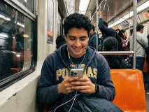 Un joven con toda su atención en contenido de TikTok o Instagram por su algoritmo.